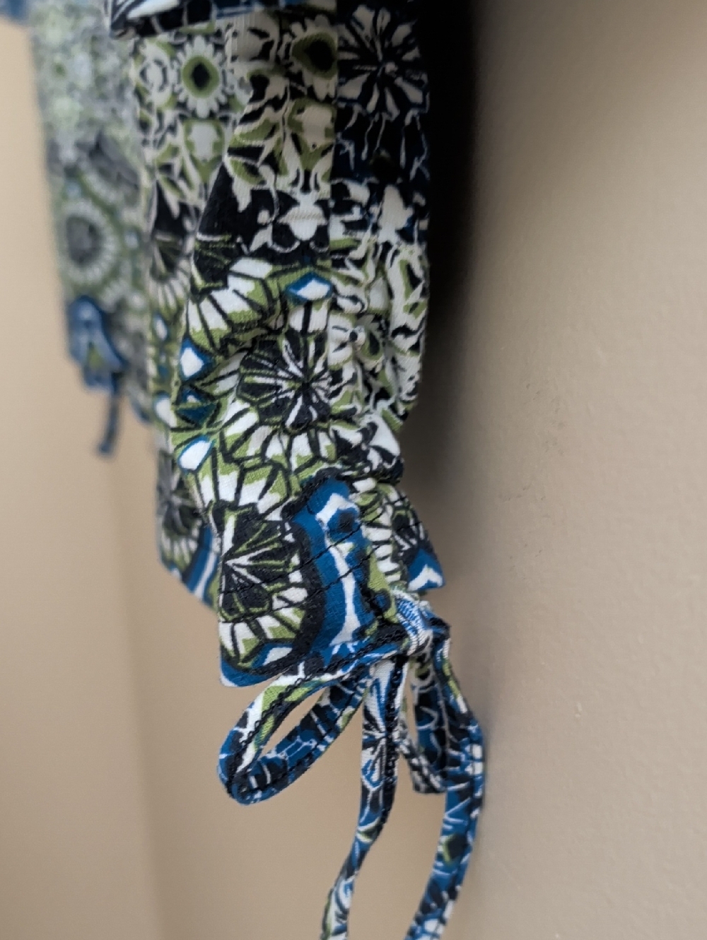 Caribbean Joe Women’s Blue & Green Geometric Print V-Neck Top Size Small NWT - Picture 3 of 8